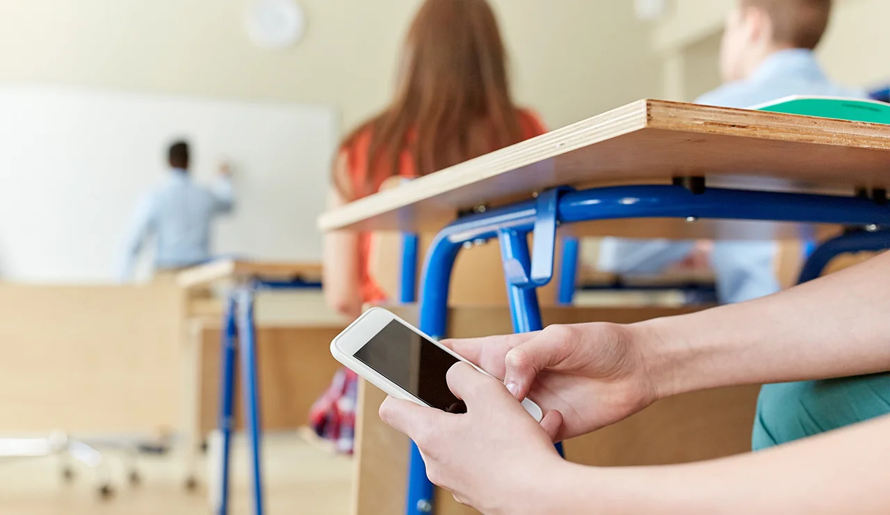 Dipendenza da cellulare nei bambini: Come Riconoscerla e Affrontarla Dipendenza da cellulare nei bambini: Come Riconoscerla e Affrontarla - Autodisciplina, Calciatori professionisti, Crescita personale, Determinazione, Mentalità vincente, Miglioramento personale, Resilienza